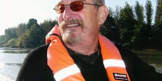 Il est le gérant du fleuve