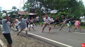 Pacu itiak atau balapan itik merupakan salah satu tradisi unik dari sumatera barat, khususnya daerah payakumbuh dan limapuluh kota. Pacu Itiak Payakumbuh Ditetapkan Sebagai Warisan Budaya Tak Benda Indonesia Begini Sejarahnya Binews