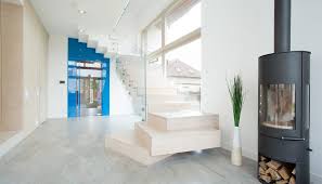 Treppenhaus In Weiss In Moderner Villa Entdecke Tolle Einrichtungsideen Fur Deine Villa In 2020 Treppe Haus Bauhausstil Treppenhaus