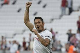 Çok izlemedim ama izlediğim kadarıyla yetenekli topçuydu. Besiktas In Dovmeli Oyunculari