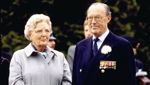 Jun 19, 2021 · in 1937 krijgen prinses juliana en prins bernhard de piet hein als huwelijksgeschenk van het nederlandse volk. Koningin Juliana Wilde Twee Keer Scheiden Van Prins Bernhard De Volkskrant