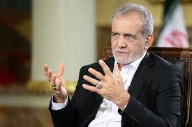 ‫مسعود پزشکیان در پنج‌سالگی، کنار پدر و مادرش‬‎