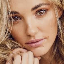 ✨M I C H E L L E C O X✨