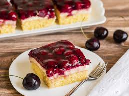 Kirsch Schmand Blechkuchen Saftig Lecker Die Besten Backrezepte Mit Gelinggarantie Rezept Blechkuchen Kuchen Rezepte Einfach Kaffee Und Kuchen