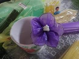 Harga belum termasuk hiasan panjang 1.5 meter lebar 25 cm bahan bagus dan tebal ada kawat mudah dibentuk harga grosir 12 pcs @ 85.000 pembelian gosend max 25 pcs per angkut Cara Buat Bunga Guna Plastik Sampah Eco Viral Mudah Jer Tapi Cantik Keluarga