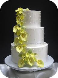 Elegant White Wedding Cake With Yellow Calla Lilies Calla Lily Wedding Cake Round Wedding Cakes White Wedding Cakes
