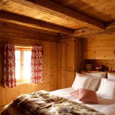 Over the years, i have compiled a large selection of rustic bedroom images from very rugged log cabin bedrooms and bunk houses to elegant rustic bedroom suites. Rustic Log Cabin Design With Stunning Interiors