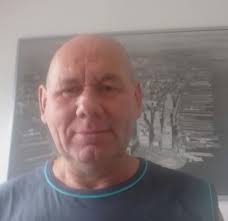 24-letni tata, który pokrył całe swoje ciało ponad 200 tatuażami, usunął je  dla dobra swojej córeczki 😭😲.... Lepiej usiądź zanim zobaczysz jak dziś  wygląda... 😨 Sprawdź 1. komentarz 👇