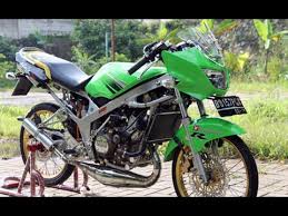 Nah… yang menarik frame versi krt serta black standar dilabur hitam, sedang dua warna lainnya yakni biru dan merah putih….framenya dikelir berbeda. Modifikasi Ninja R Warna Hijau