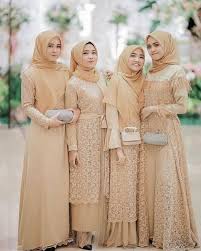 Jangan sembarangan memilih baju bridesmaid, terutama untuk kamu pemakai hijab. 8 Ide Gaun Bridesmaid Bukan Kebaya Untuk Yang Berhijab Elegan Dan Memesona Tanpa Tapi