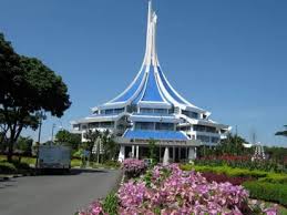 Bandaraya kuching diduduki oleh 658,549 mengikut banci 2010.ini menyebabkan ia menjadi bandaraya yang mempunyai penduduk terbanyak di sarawak dan ketujuh di malaysia.kuching dinaik taraf menjadi bandaraya pada 1 ogos 1988. Ini Sebab Mengapa Bandaraya Kuching Ditadbir Oleh 2 Datuk Bandar