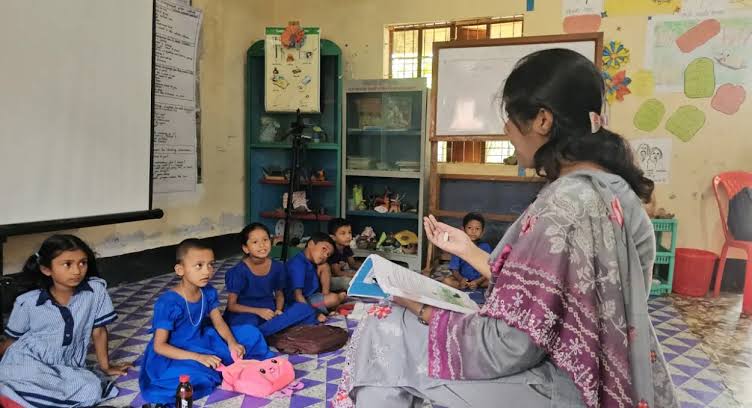 বুয়েটের লোভনীয় প্রকৌশলী চাকরি ছেড়ে প্রাথমিক বিদ্যালয়ের শিক্ষকতায় নায়লা  শারাফ