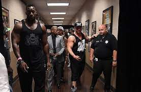В главном событии вечера бокса mayweather vs paul в ночь на 7 июня 2021 года непобеждённый флойд «money» мейвезер. Mejvezera Pered Boem S Makgregorom Ohranyayut Vosem Ambalov Drugaya Storona
