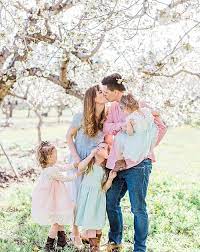 7 Locations For Your Spring Family Photos The Family Photo Blog Spring Family Pictures Spring Family Photos Spring Family