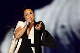 La cantante habló de su propia identidad en su podcast. Demi Lovato Anuncia Que Se Identifica Como Persona No Binaria El Periodico Usa En Espanol Del Rio Grande Valley Texas