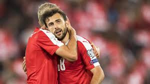 Fast die hälfte davon spielt. Admir Mehmedi Bundesligastar Schenkt Armer Familie Ein Haus Welt