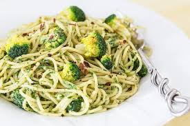 Dieses Vegatarische Rezept Fur Herzhafte Spaghetti Brokkoli Mit Gorgonzola Pesto Ist Der Beweis Dafur Dass Fleischlose Kuche Nicht Fad Schmecken Muss Die Perf