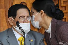 앞서 류호정 후보는 대리게임 논란에 대해 특혜를 받은 것이 아니다라며 게임 생태계를 저해한 잘못된 행동을. ë¡¤ ëŒ€ë¦¬ ì™œ ë¬¸ì œì¼ê¹Œ ê²œì•Œëª» ì˜ ë¥˜í˜¸ì • ë…¼ëž€ í•´ì„¤ ë…¸ì»·ë‰´ìŠ¤