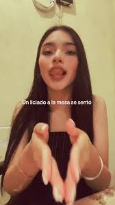 Un Lisiado A La Mesa Se Sentó