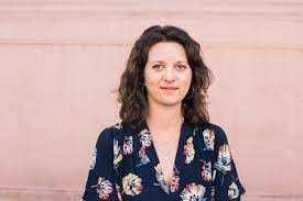 Her work uses stitch, print making and photography, to explore found objects and situations, the local and the mundane. 11 Fragen An Leonie Pfennig Das Kulturgetriebe