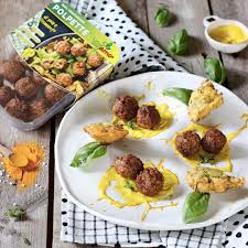 400 g di ricotta 2 cucchiaini di curry in polvere 50 g di pecorino grattugiato 100 g di pangrattato olio extravergine di oliva q.b. Polpette Con Frittelle Di Zucchine Vegane E Salsa Al Curry Vegamo