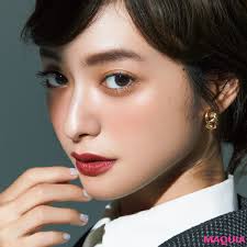 眉マスカラが苦手だったイガリシノブさんを唸らせた 800の高コスパベスコス マキアオンライン maquia online 眉マスカラ 美容メイク マスカラ