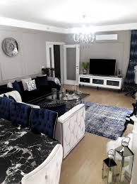 Salon Mermer Hali Yemek Odasi Tv Unitesi Lacivert Ve Beyaz Salon Dekorasyonu Lacivert Saat Avize In 2020 Luxury Homes Navy And White Living Room Modern Luxury