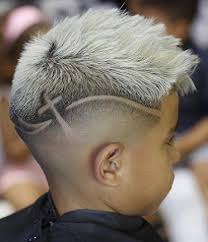 Un aspecto bastante cuidado y muy si deseas poder conocer otras opciones de cortes y peinados para la nueva temporada y para esta nueva temporada de primavera verano 2021. Moda Para Peques Cortes De Pelo Con Diseno Para Ninos 2017