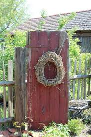 Alte Holztur Mit Kranz Alte Tur Alte Holzturen Palettengarten