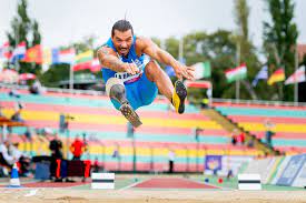 The long jump is a track and field event in which athletes combine speed, strength and agility in an attempt to leap as far as possible from a take off point. Salto In Lungo L Impresa Del Paralimpico La Barbera Ai Mondiali Per Normodotati Piemontetopnews