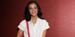 Mataku melihat setiap lekukan tubuh kak lisa sang seksi ditambah lagi dengan pantatnya yang semok. Ini Dia 6 Bintang Iklan Sabun Yang Masih Tetap Seksi Dan Menawan