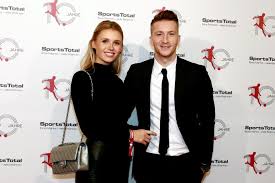 Gotze brought out his jersey after the finals but it doesn't erase the fact that he should have been up there with them. Marco Reus Scarlett Gartmann Kommt Jetzt Das Baby Gala De