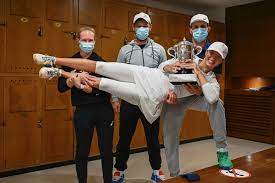 And her friend, iga, said at least you can play tennis under pressure perhaps in subtle agreement that her ellen degeneres use to have a boyfriend too. Iga Swiatek Poses With The French Open Trophy In The Change Room After Winning The Women S Singles Final Abc News Australian Broadcasting Corporation