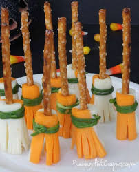 5 saucisses de strasbourg, 500 g tomates, 2 càs huile d 'olive, 1 gousse d 'ail, 1 oignon, 60 ml vinaigre balsamique, 60 g cassonade, 1 càs moutarde, sel, poivre. 17 Recettes Effrayantes Hyper Faciles Pour Feter Halloween Nourriture Halloween Idee Repas Halloween Menu Halloween