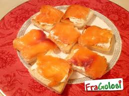 Le tartine al salmone sono un antipasto semplice e veloce da realizzare. Ricetta Tartine Tostate Al Salmone Ricette Di Fragolosi