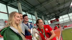 Auftakt ist am samstag (15 uhr. Fussball Bundesliga Sydney Lohmann Aus Purgen Holt Mit Dem Fc Bayern Den Deutschen Meistertitel Landsberg