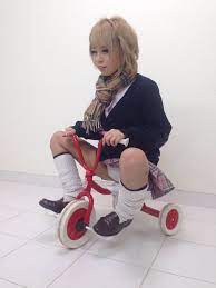 確実にパンツが見える三輪車パンチラのエロ画像 - 性癖エロ画像 センギリ