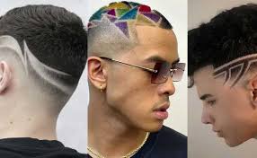 Taglio capelli uomo con ciuffo basso acconciatura ragazzo mossa di colore biondo . I 30 Migliori Tagli Di Capelli Per Uomo Con Disegni Di Tendenza 2022