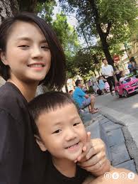 Bên cạnh cuộc hội tụ của dàn diễn viên quen thuộc, về nhà đi con còn đánh dấu sự trở lại con đường nghệ thuật của mc tuấn tú với vai diễn một ông bố 36 tuổi nhưng đã có một cậu con trai 18 tuổi. Cuá»™c Sá»'ng Cá»§a Dan Diá»…n Vien Vá» Nha Ä'i Con