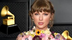 Taylor swift injected the 2021 grammy awards with a healthy dose of flower power when she debuted a floral mini dress on the red carpet. Rmk9gjjerahlfm
