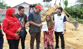 Meredekan inflasi dan mengimarah kehidupan rakyat belanjawan 2013 matlamat: 7 672 Rumah Rmr1m Disiapkan Tahun Ini