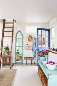 Beach Pretty House Tours A Funky Quaint Beach Cottage On Martha S Vineyard Arredamento Mediterraneo Arredamento Casa Arredamento Pop Art