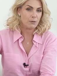 "Hoje tomei a decisão de falar abertamente sobre tudo que está acontecendo  na minha vida. Eu acredito na justiça dos homens e na justiça de Deus", diz  Ana Hickmann (#anahickmann) em carta aberta. ...