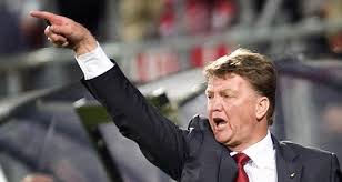 De kersverse bondscoach vroeg zich bij zijn presentatie hardop af wie het anders had moeten doen. Bayern Munchen Werkeln An Einem Echten Van Gaal Bundesliga Faz