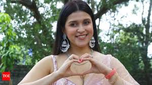 Video: Actress Mannara Chopra opens up about uncomfortable kiss incident  with director AS Ravi Kumar Chowdary | Telugu Movie News - Times of India