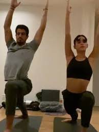 How tall and how much weigh enzo celulari? Bruna Marquezine E Enzo Celulari Praticam Ioga Juntos