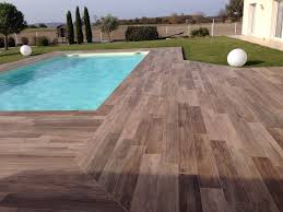 E' molto importante saper scegliere la tipologia di pavimento per esterni, perch� tra gli elementi decorativi � forse quello una casa di livello non pu� prescindere da degli esterni ben curato. Pavimenti Spessorati Per Piscine E Aree Benessere