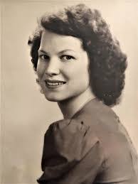 Elisha Curry's Instagram, Twitter & Facebook