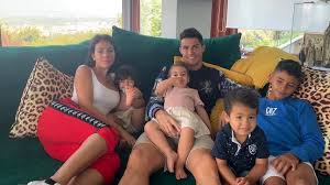 Rainbow flags and cristiano ronaldo goals featured on a dramatic day at euro 2020 © alexander not to be outdone, cristiano ronaldo scored penalties either side of the break in budapest, finally. Geburtstag Der Zwillinge Ronaldos Schmeissen Kostumparty Promiflash De