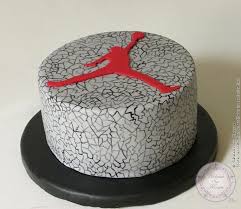 Cake Design Gateau Michael Jordan Gateaux Sur Mesure Paris Anniversaire Atelier Pate A Sucre Cadeau Cake Des Michael Jordan Cake Jordan Cake Nike Cake